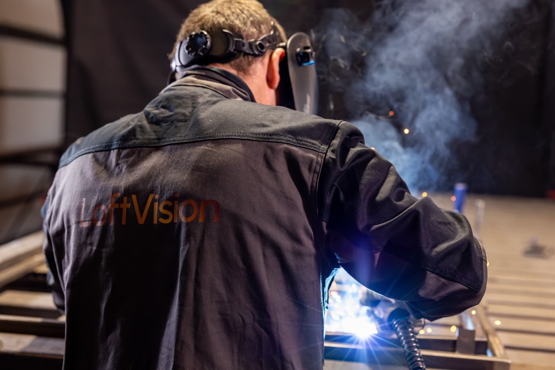 LoftVision Werkstatt — Schweißer bei der Arbeit an einer Lofttür