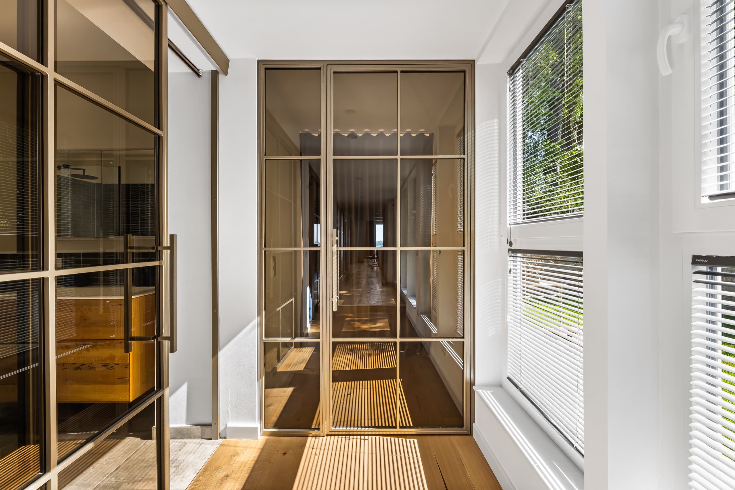 Schiebetür mit Sprossen im Flur des Doppelhauses