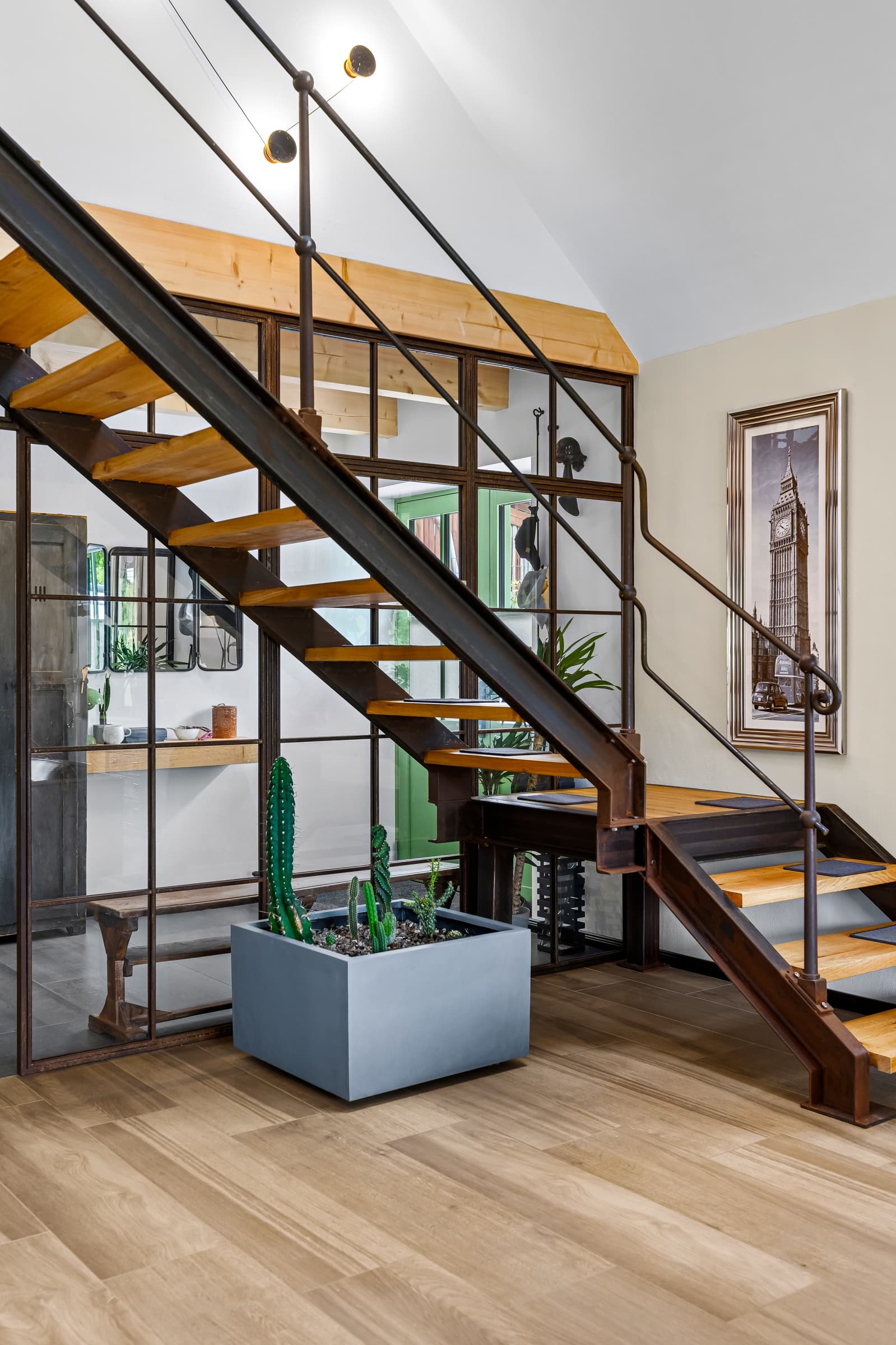 Frei stehende Stahltreppe mit Rohstahl-Wange, Holzstufen und Pflanzkübel