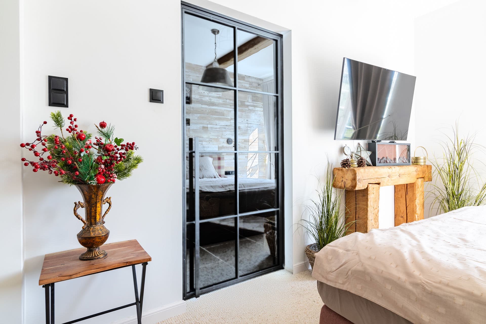 Drehtür mit bronziertem Glas im Schlafzimmer des Landhauses