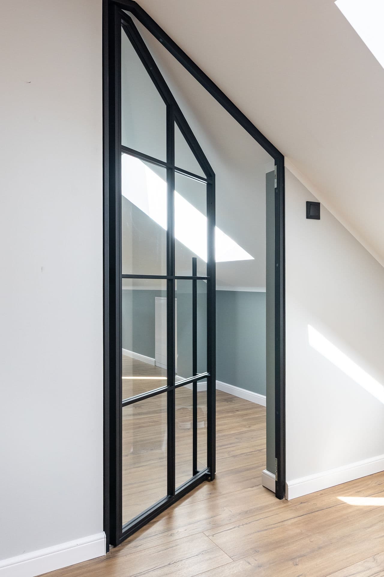 Maßgefertigte Drehtür mit Schrägschnitt unter der Dachschräge