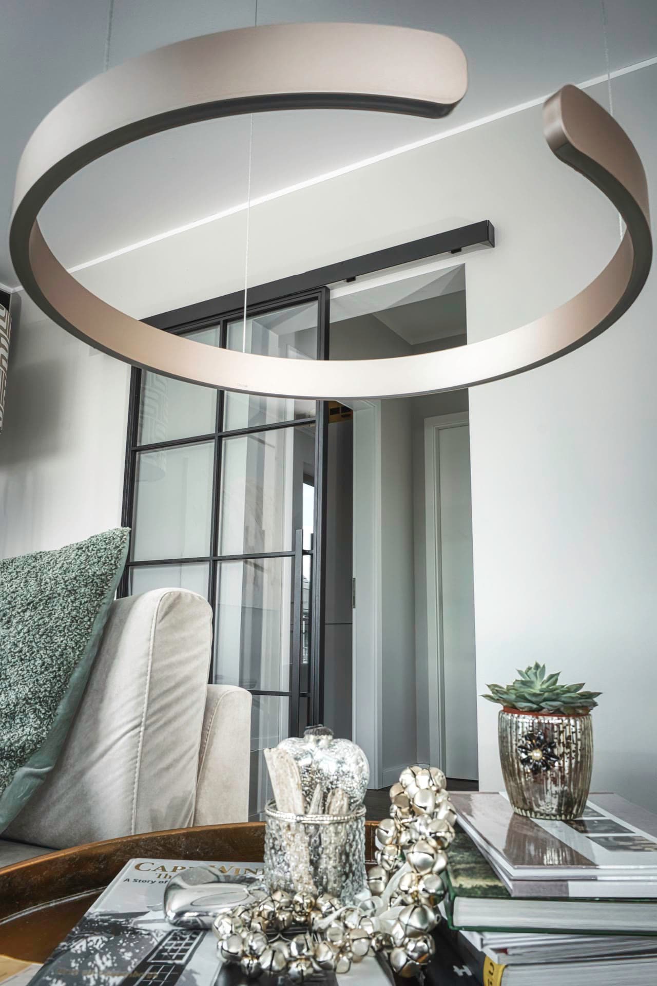 Pendeltür im offenen Loft-Grundriss