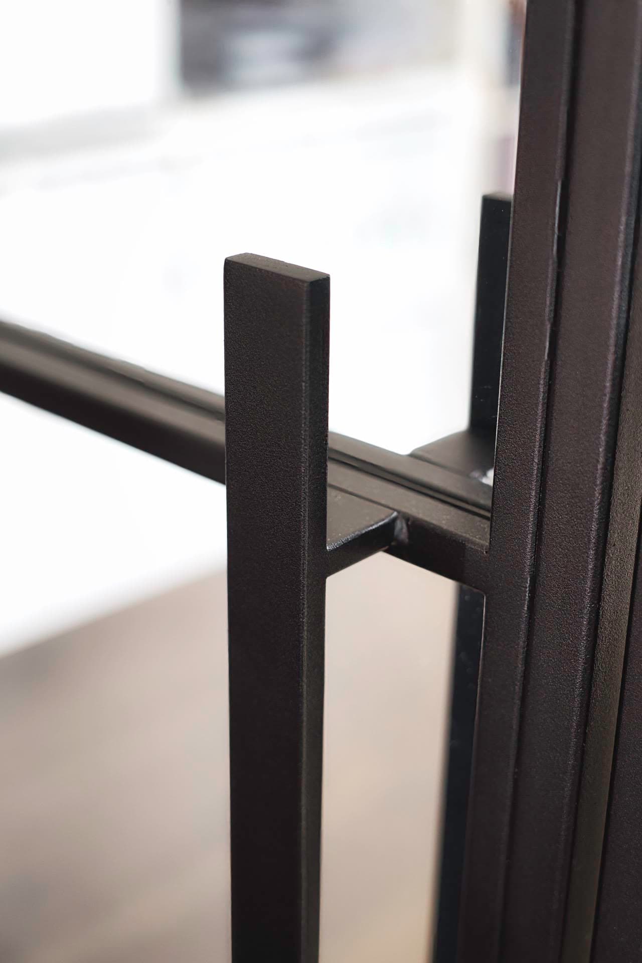 Nahaufnahme des Stahlgriffs an der Lofttür