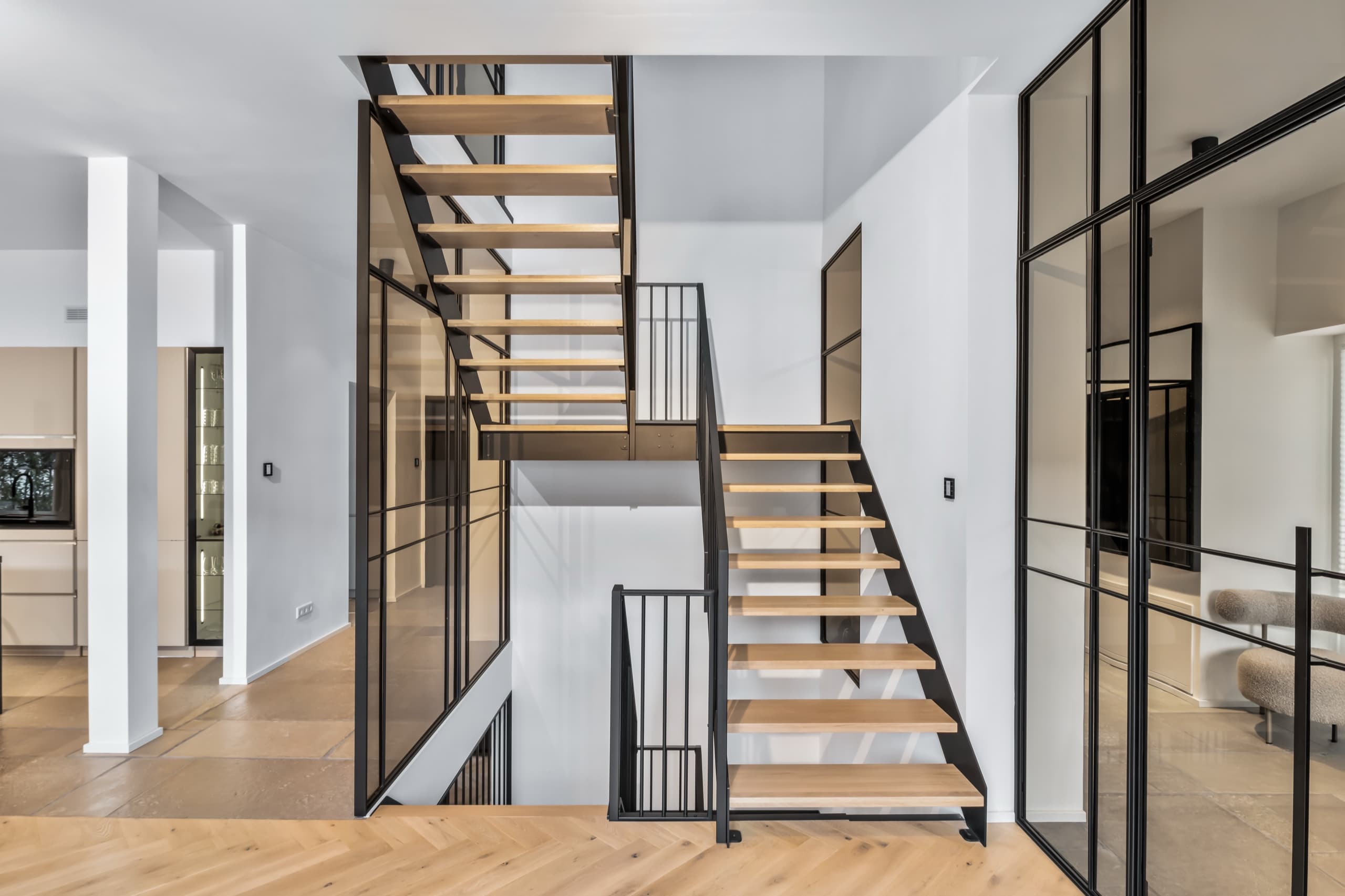 Doppelpendeltür im großzügigen Eingangsbereich