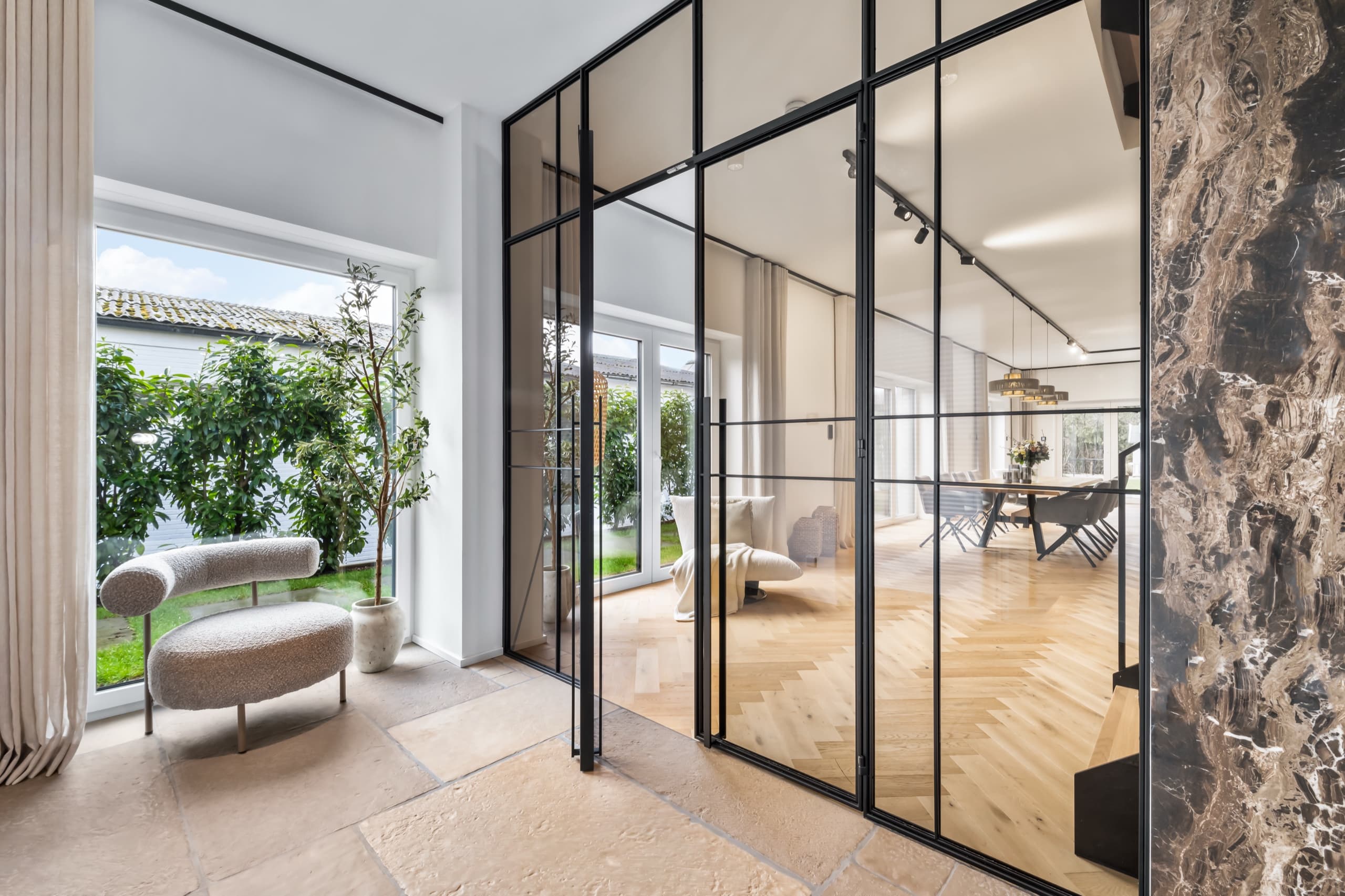 Pendeltür zwischen Küche und Essbereich