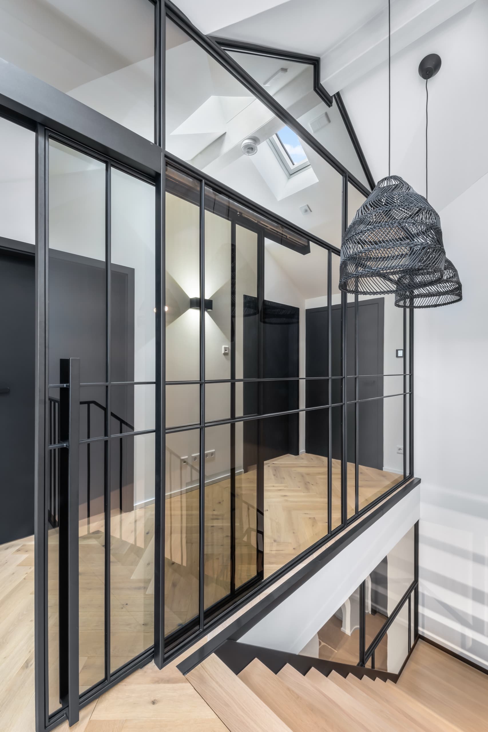 Raumhohe Stahl-Glas-Wand als Treppenhaus-Einfassung