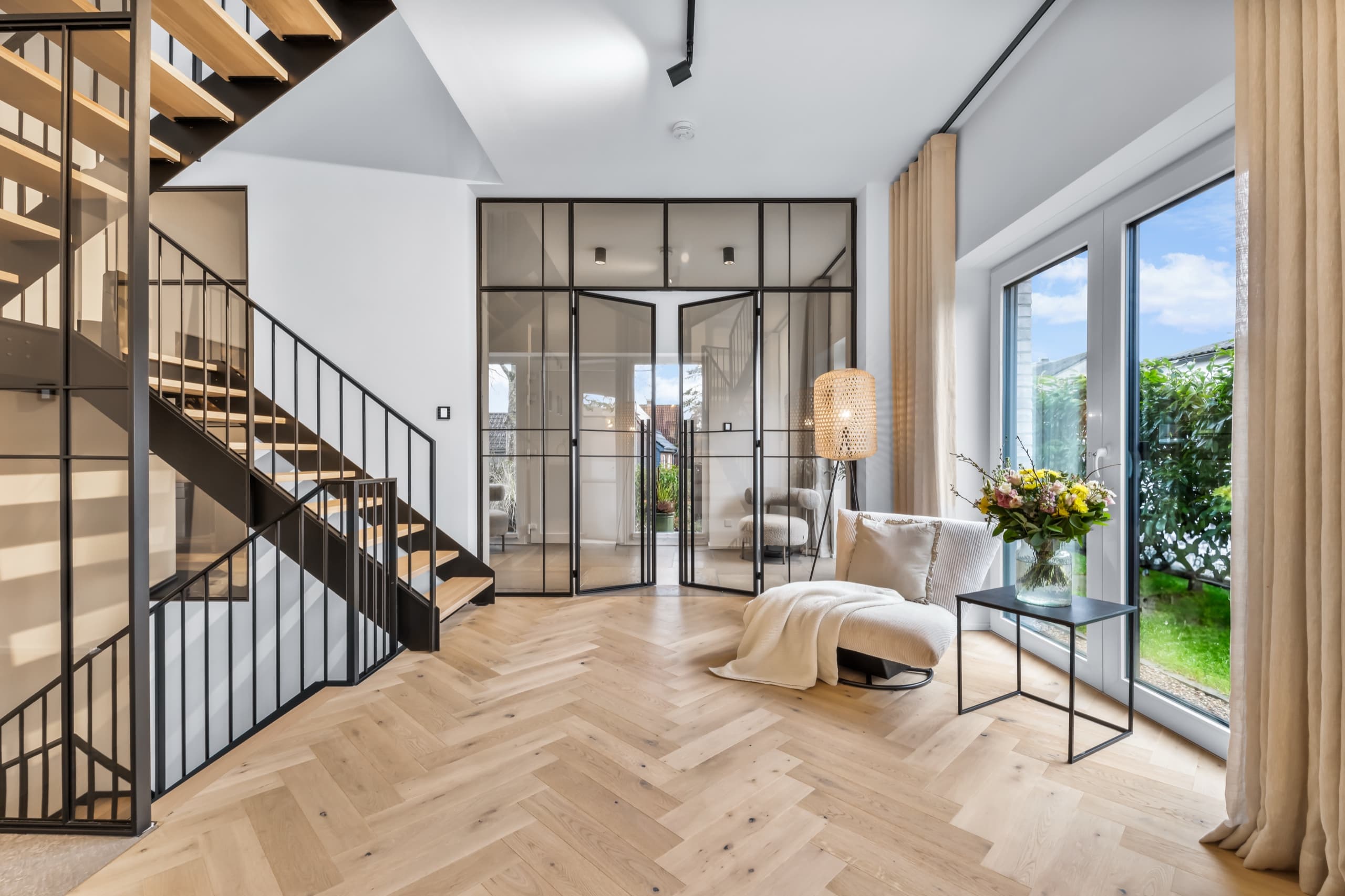 Pendeltür im Flurbereich der Villa