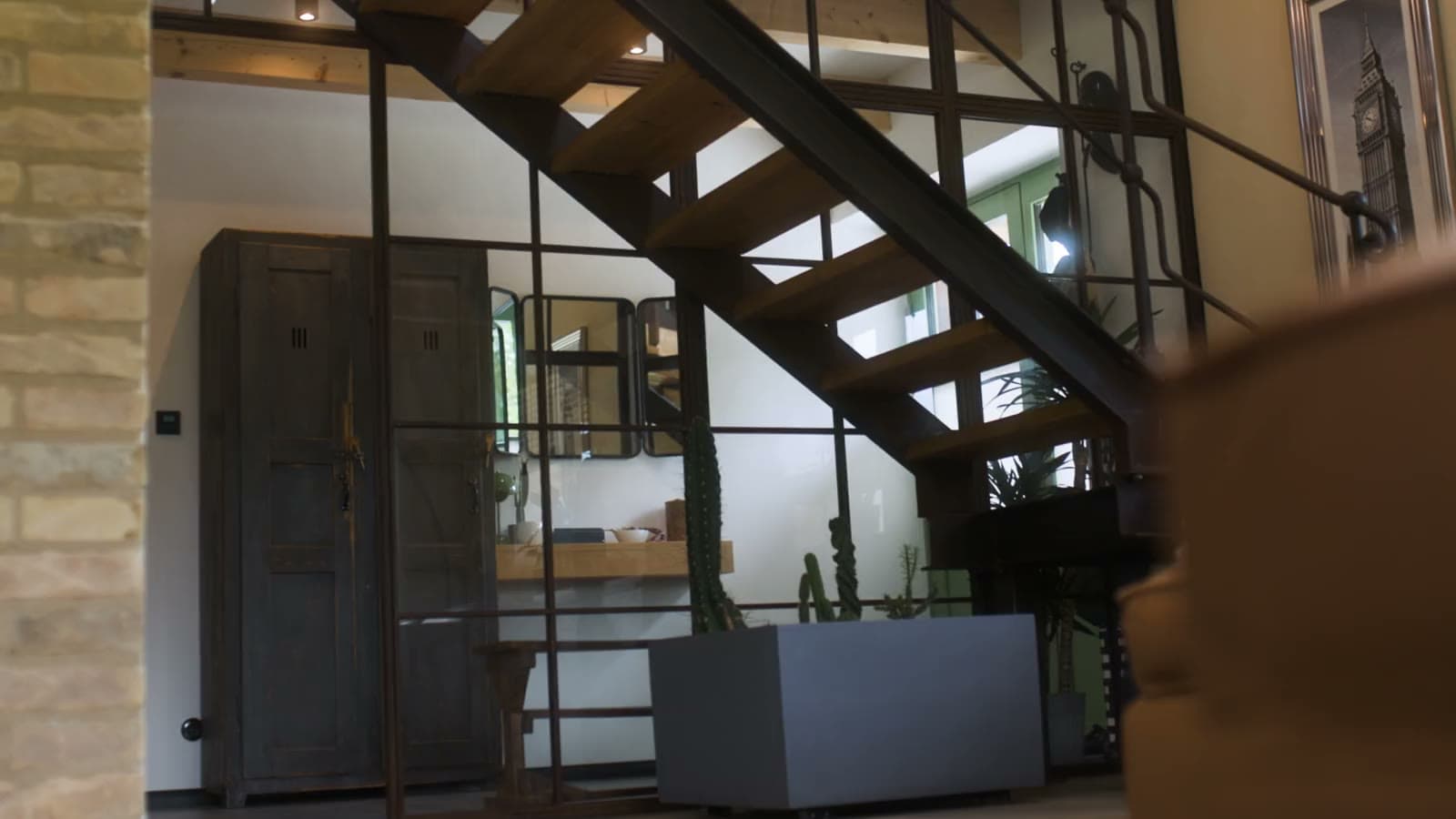 Ausschnitt aus dem Projektfilm: Kamerafahrt über Stahltreppe, Backstein und Glaswände im Galeriehaus