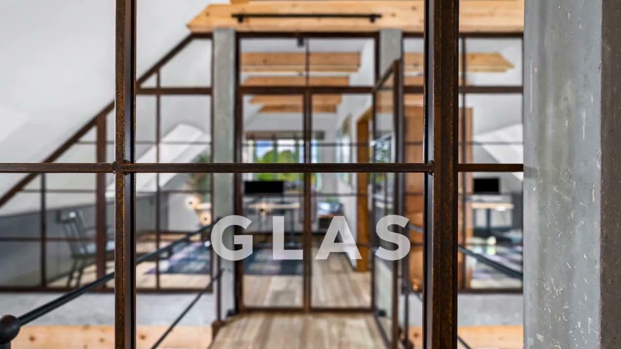 Kamerafahrt durch den Dachgeschossflur des Galeriehauses entlang der Stahl-Glas-Wände