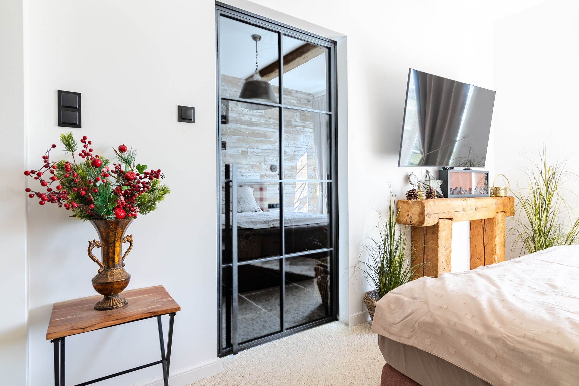 Stahl-Glas Drehtür mit Sprossenmuster und bronziertem Glas im Schlafzimmer des Landhauses