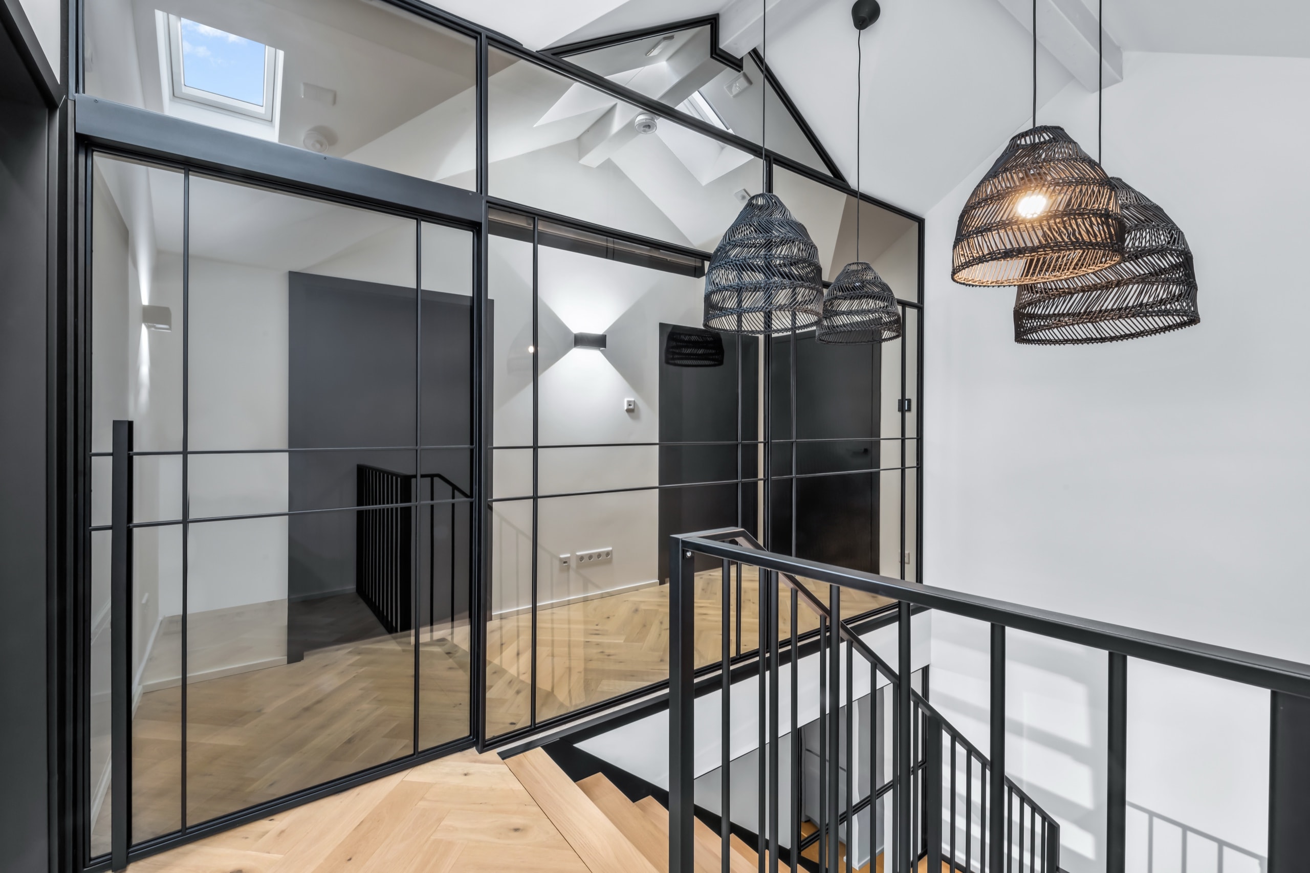 Festelement mit Blick auf die Treppe im Obergeschoss der Vorstadtvilla