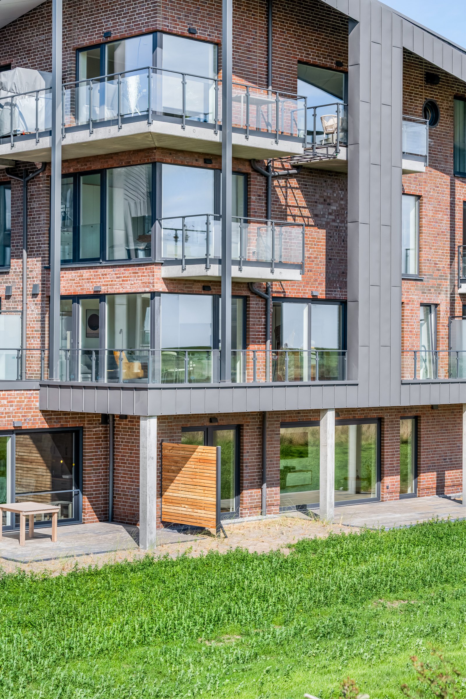 Der Neubau The View von der Gartenseite mit Balkonen über drei Etagen