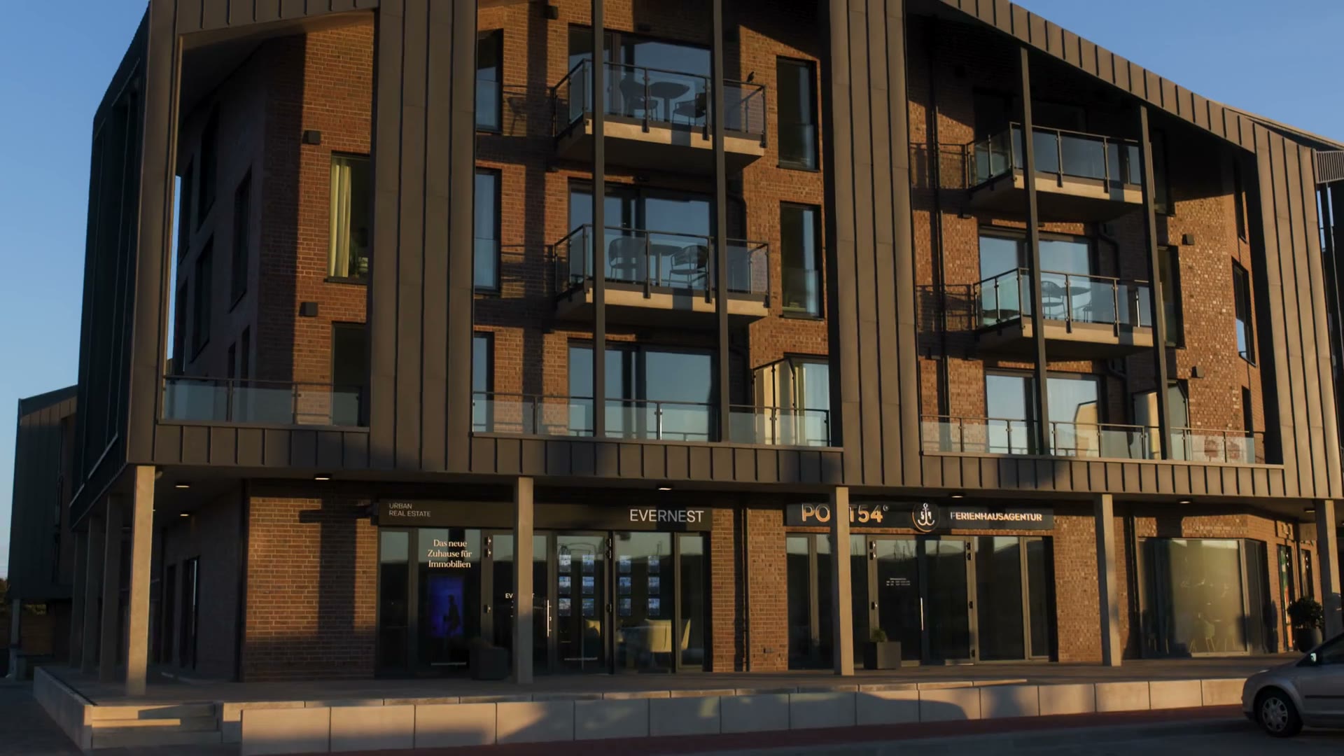 Filmmontage: Apartment-Neubau mit Stahlbalkonen, Treppengeländer mit Handlauf im Objekt-Treppenhaus, Stahltreppe mit Holzstufen, Schweißarbeit am Gitterrahmen mit Funkenflug und MIG-Nahaufnahme in der Fertigung
